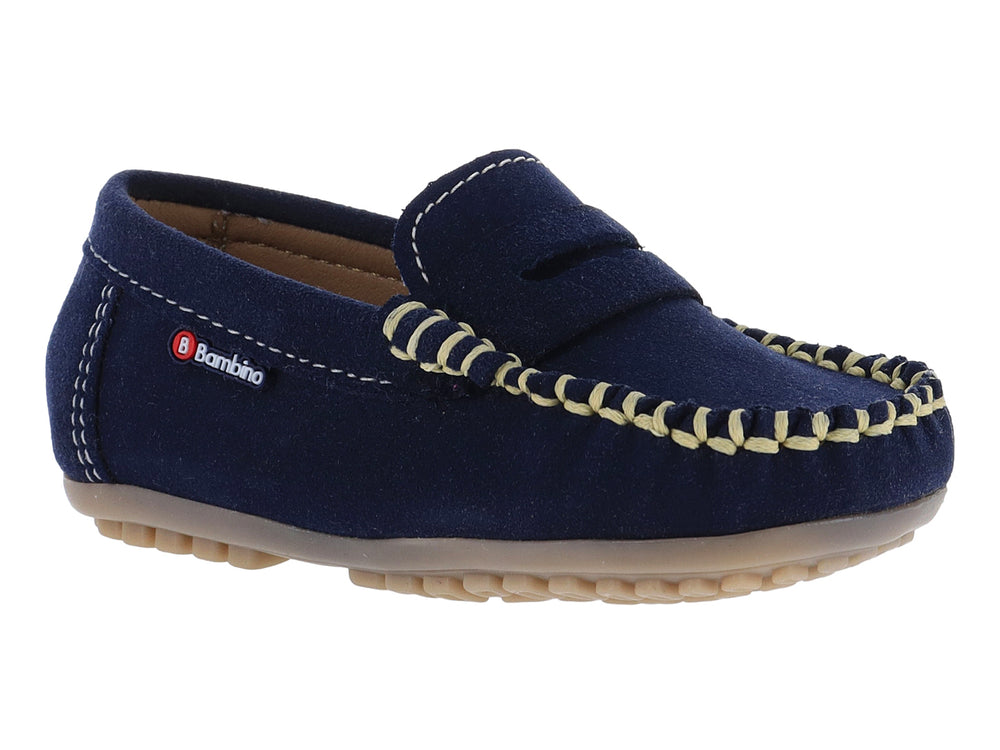 Zapato tipo mocasín color azul marino con costuras en contraste y suela beige para niño.
