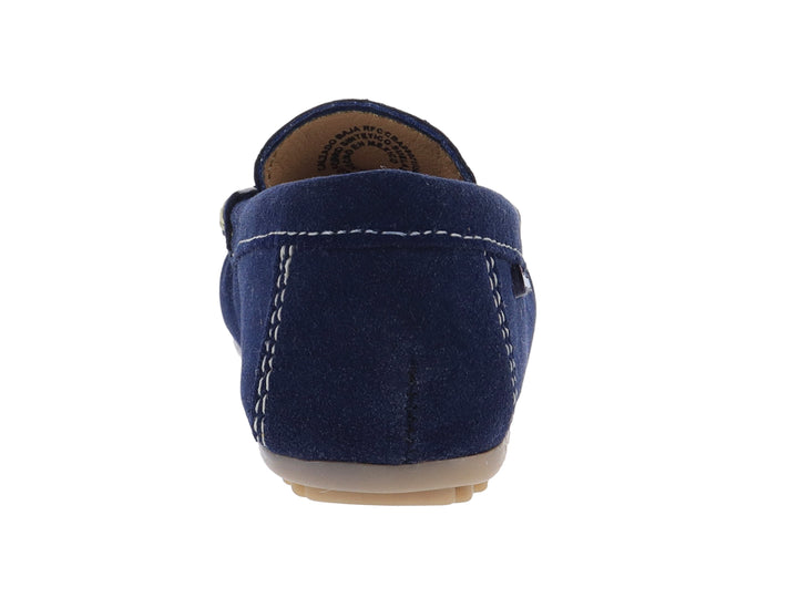 Zapato tipo mocasín color azul marino con costuras en contraste y suela beige para niño.