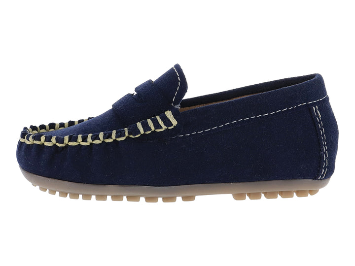 Zapato tipo mocasín color azul marino con costuras en contraste y suela beige para niño.