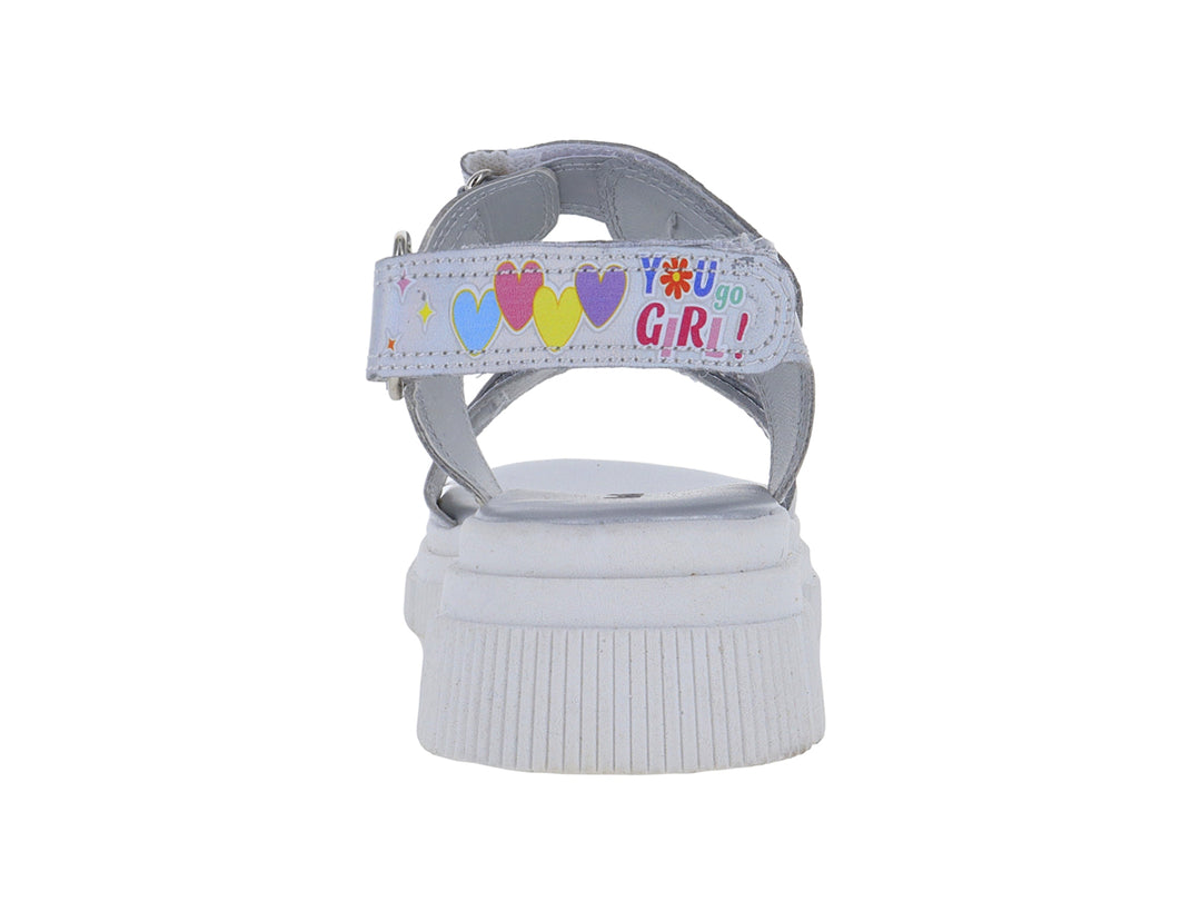 Sandalia infantil color plata con suela blanca de plataforma y detalles decorativos coloridos.