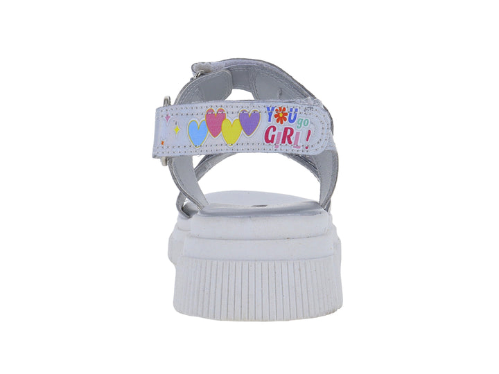 Sandalia infantil color plata con suela blanca de plataforma y detalles decorativos coloridos.