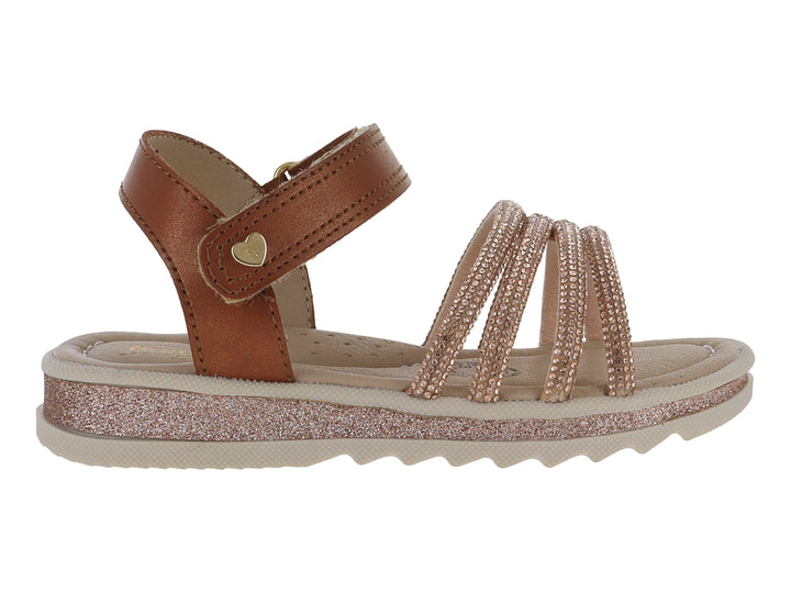 Sandalia para niña color camel con tiras brillantes y suela con glitter.