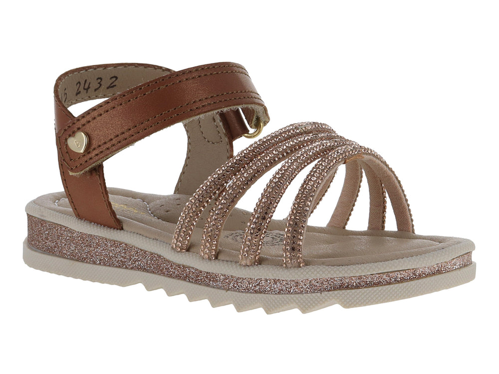 Sandalia para niña color camel con tiras brillantes y suela con glitter.