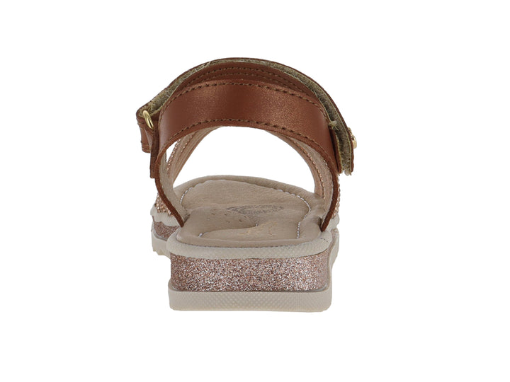 Sandalia para niña color camel con tiras brillantes y suela con glitter.