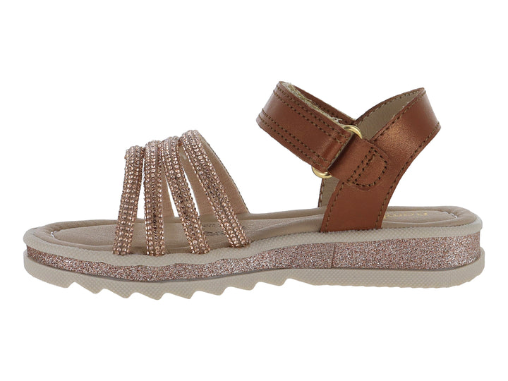 Sandalia para niña color camel con tiras brillantes y suela con glitter.