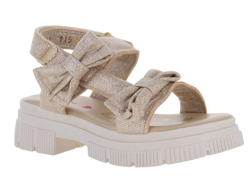 Sandalia color oro rosa con brillos, adornos de moños y suela blanca de plataforma para niña.