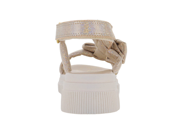 Sandalia color oro rosa con brillos, adornos de moños y suela blanca de plataforma para niña.