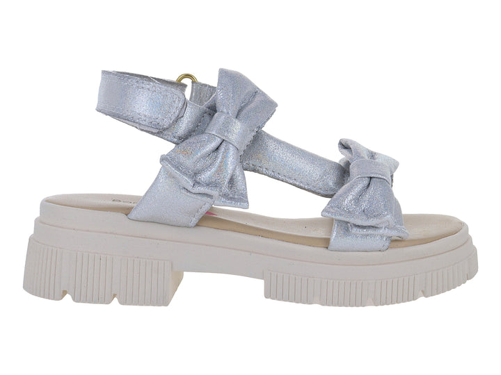 Sandalias plateadas para Niña con plataforma blanca y detalles de moños decorativos.