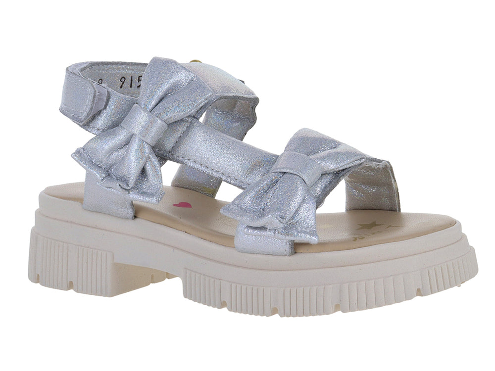 Sandalias plateadas para Niña con plataforma blanca y detalles de moños decorativos.