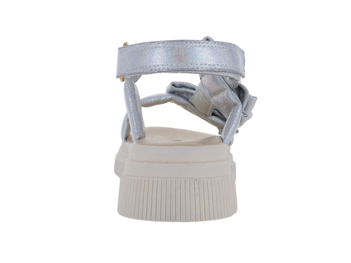 Sandalias plateadas para Niña con plataforma blanca y detalles de moños decorativos.