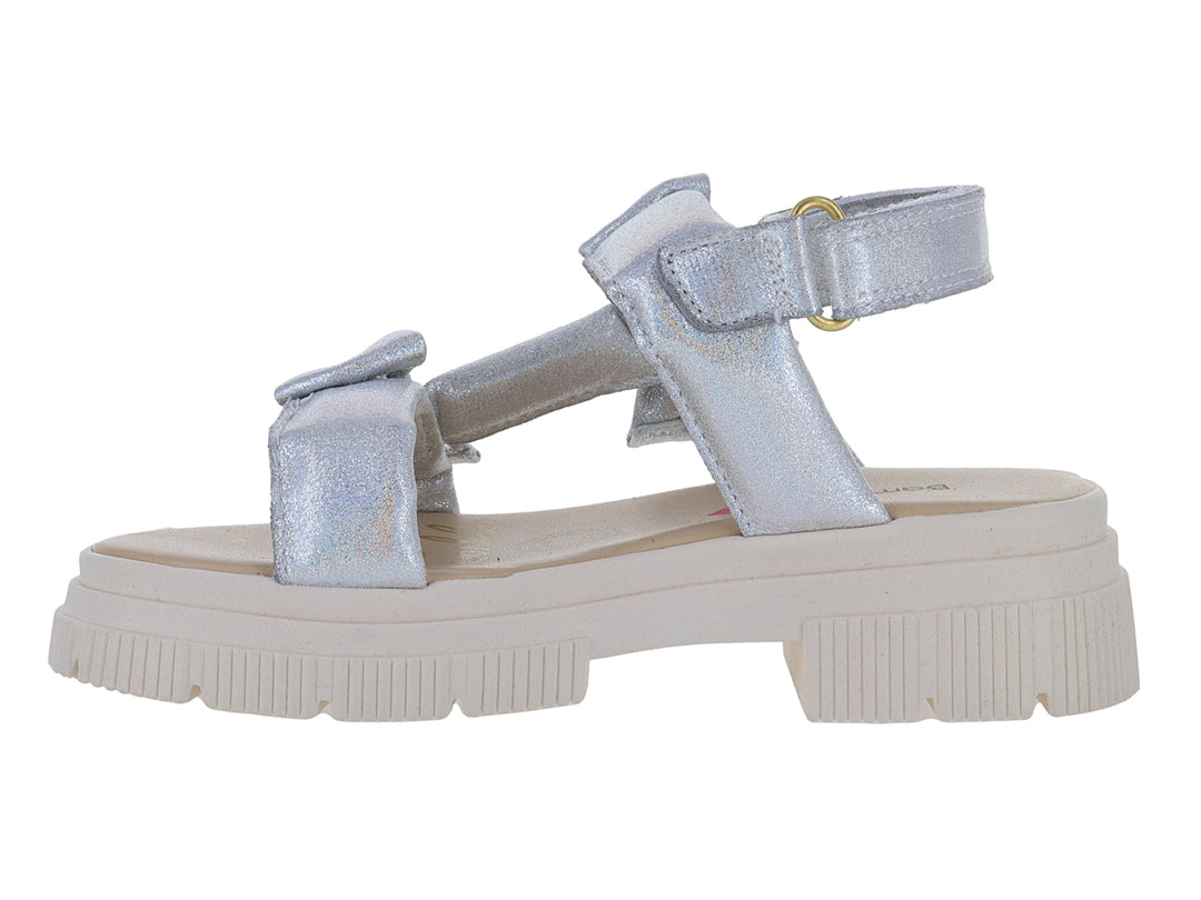 Sandalias plateadas para Niña con plataforma blanca y detalles de moños decorativos.