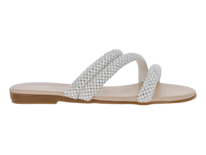 Sandalia plana para mujer en color blanco con tiras adornadas con cuentas brillantes.