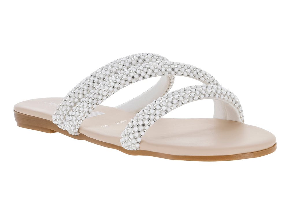 Sandalia plana para mujer en color blanco con tiras adornadas con cuentas brillantes.