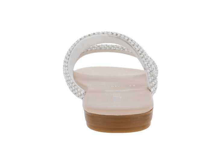 Sandalia plana para mujer en color blanco con tiras adornadas con cuentas brillantes.
