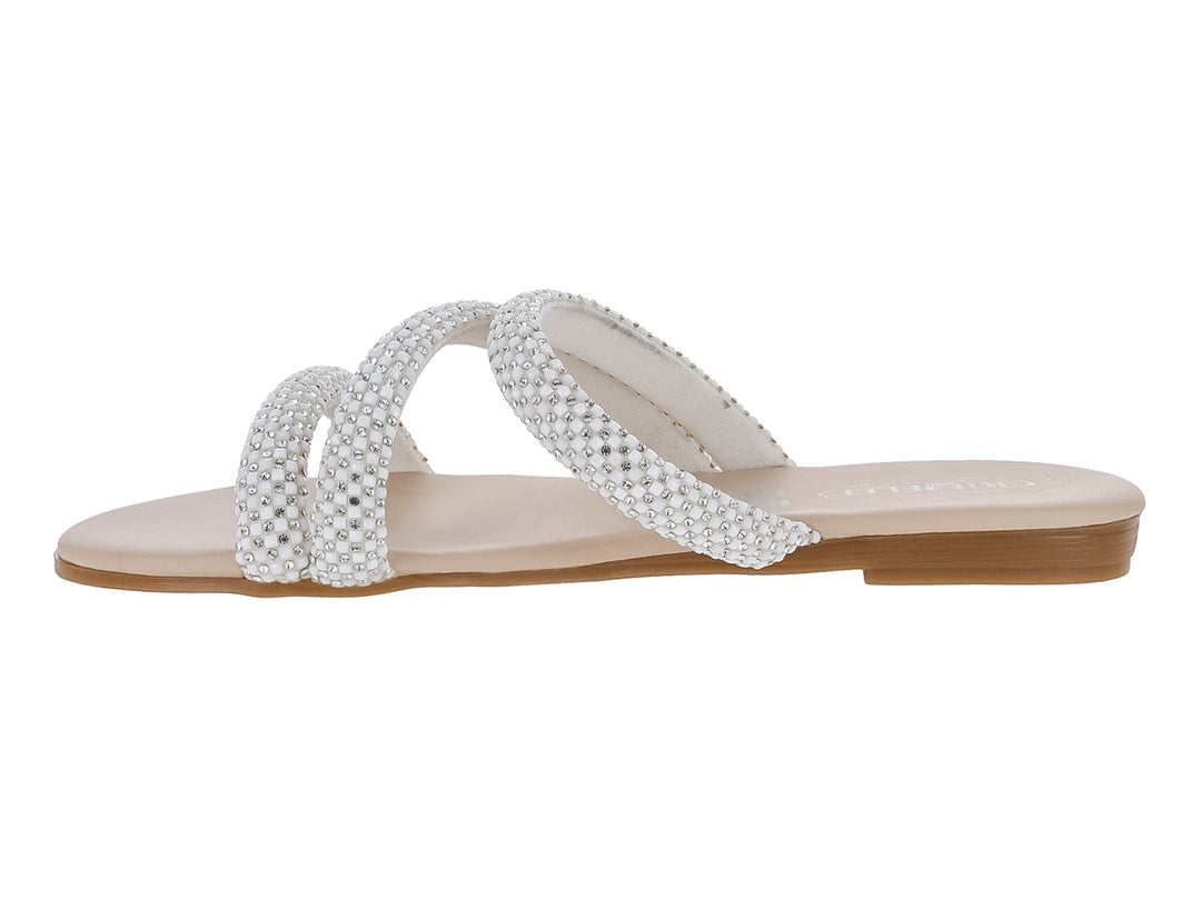 Sandalia plana para mujer en color blanco con tiras adornadas con cuentas brillantes.