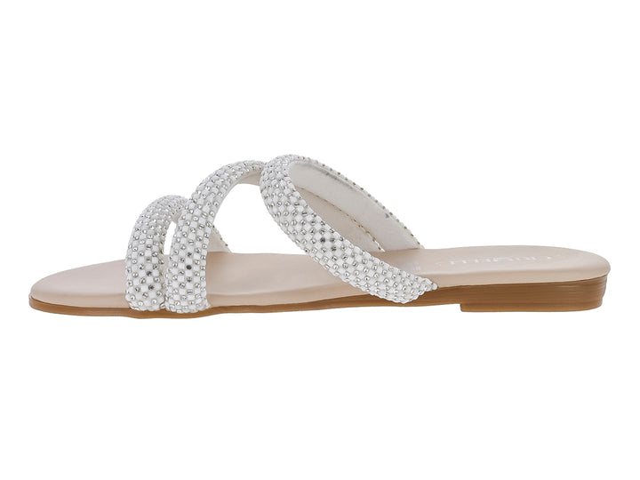 Sandalia plana para mujer en color blanco con tiras adornadas con cuentas brillantes.