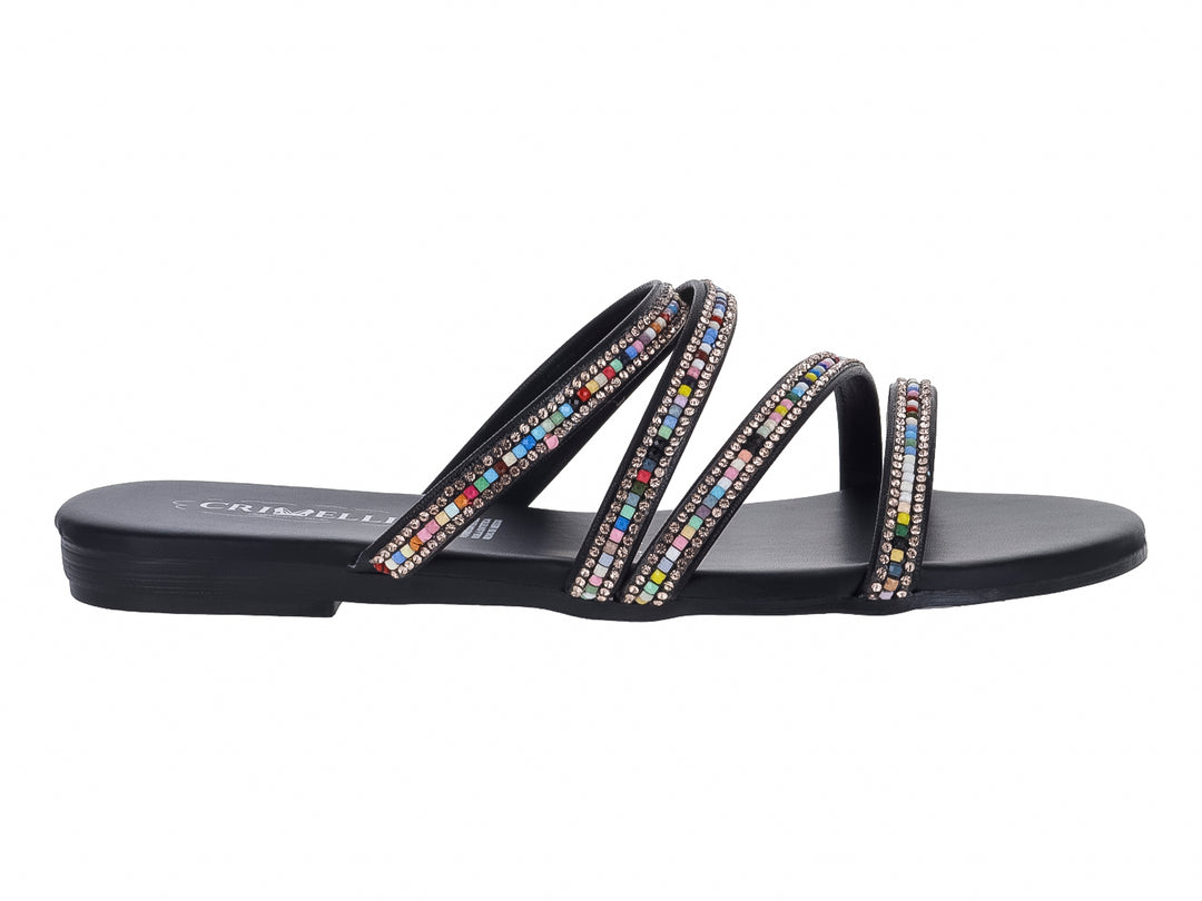 Sandalia plana negra con tiras adornadas con pedrería multicolor.