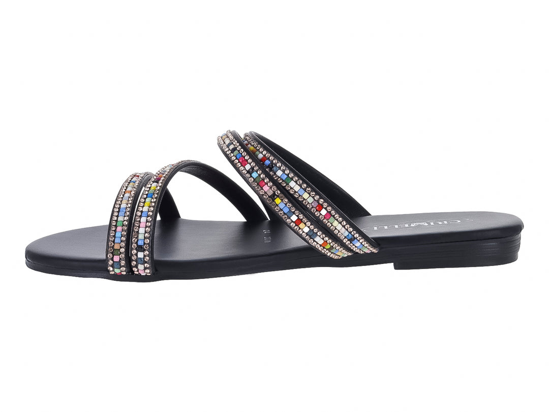 Sandalia plana negra con tiras adornadas con pedrería multicolor.