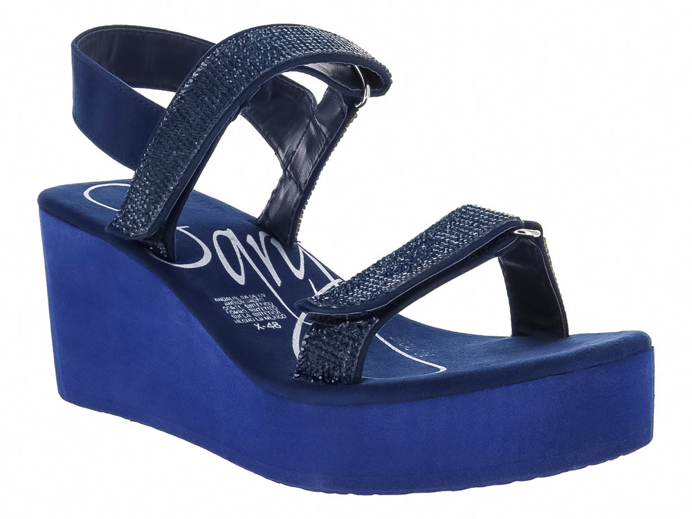 Sandalia de plataforma color azul marino con tiras brillantes y correa al tobillo.