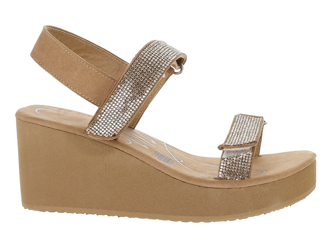 Sandalia de plataforma color camel con tiras decoradas con pedrería brillante.