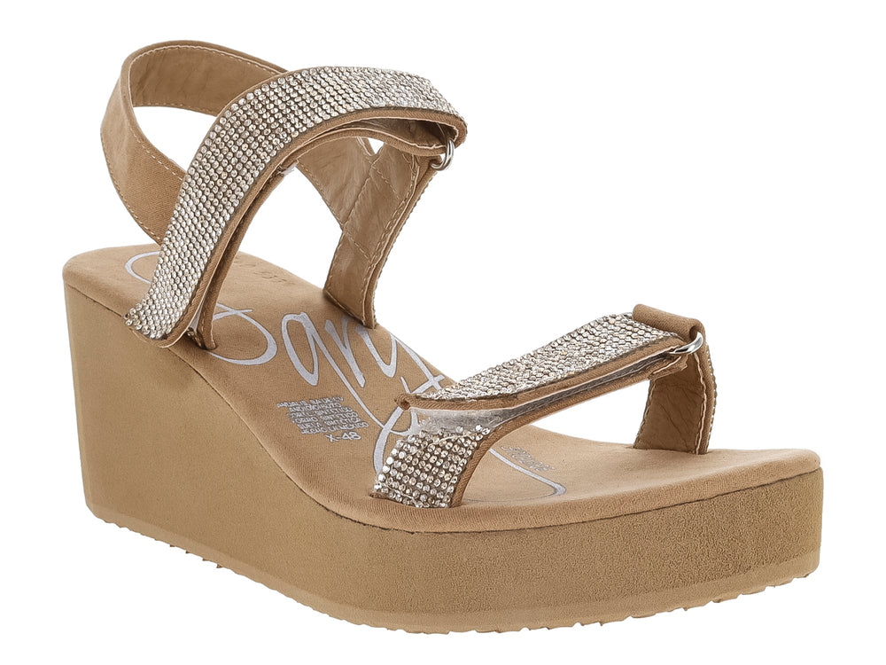 Sandalia de plataforma color camel con tiras decoradas con pedrería brillante.