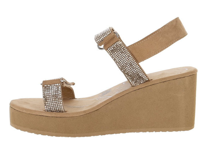 Sandalia de plataforma color camel con tiras decoradas con pedrería brillante.