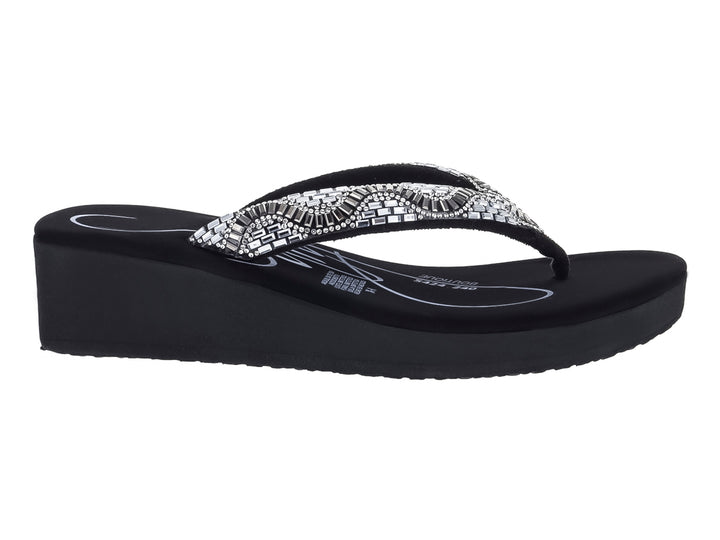 Sandalias negras de plataforma con tira decorada con pedrería plateada brillante.