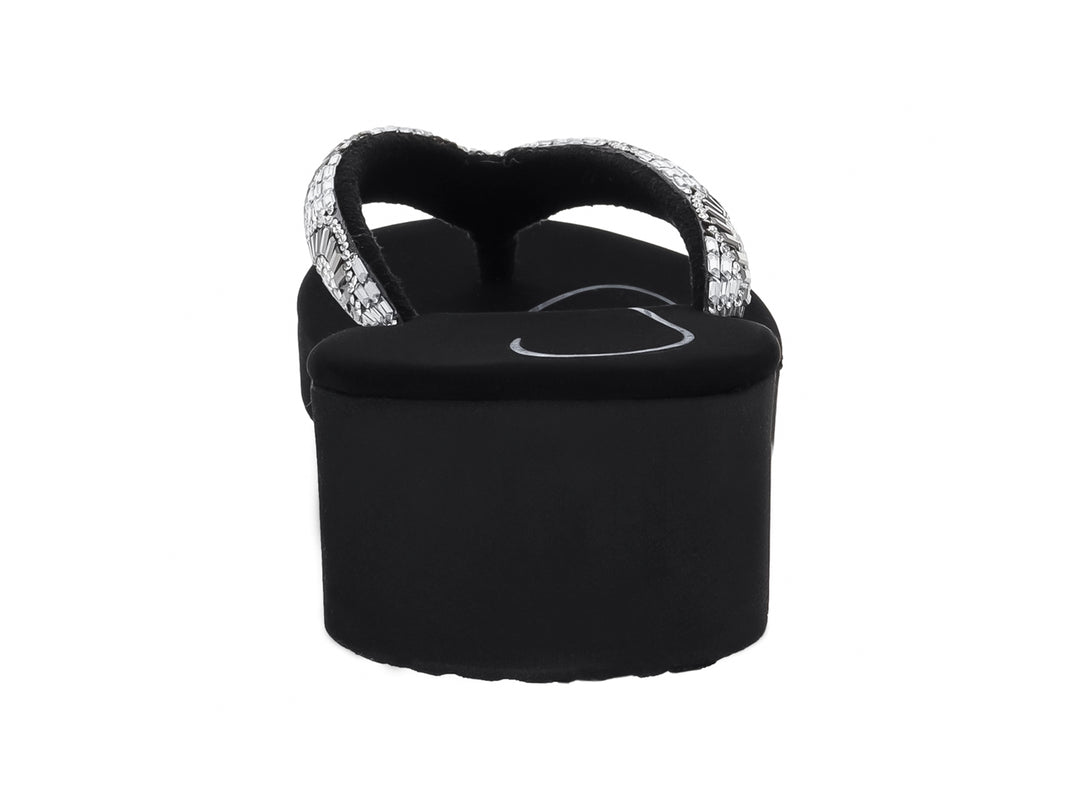 Sandalias negras de plataforma con tira decorada con pedrería plateada brillante.