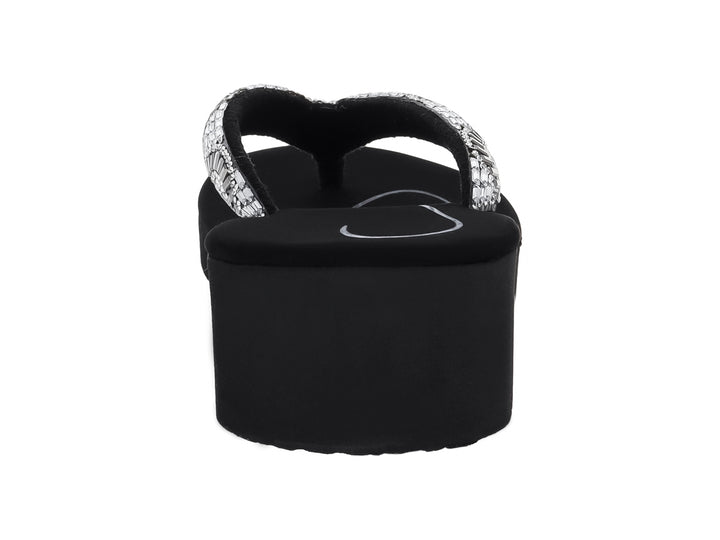 Sandalias negras de plataforma con tira decorada con pedrería plateada brillante.