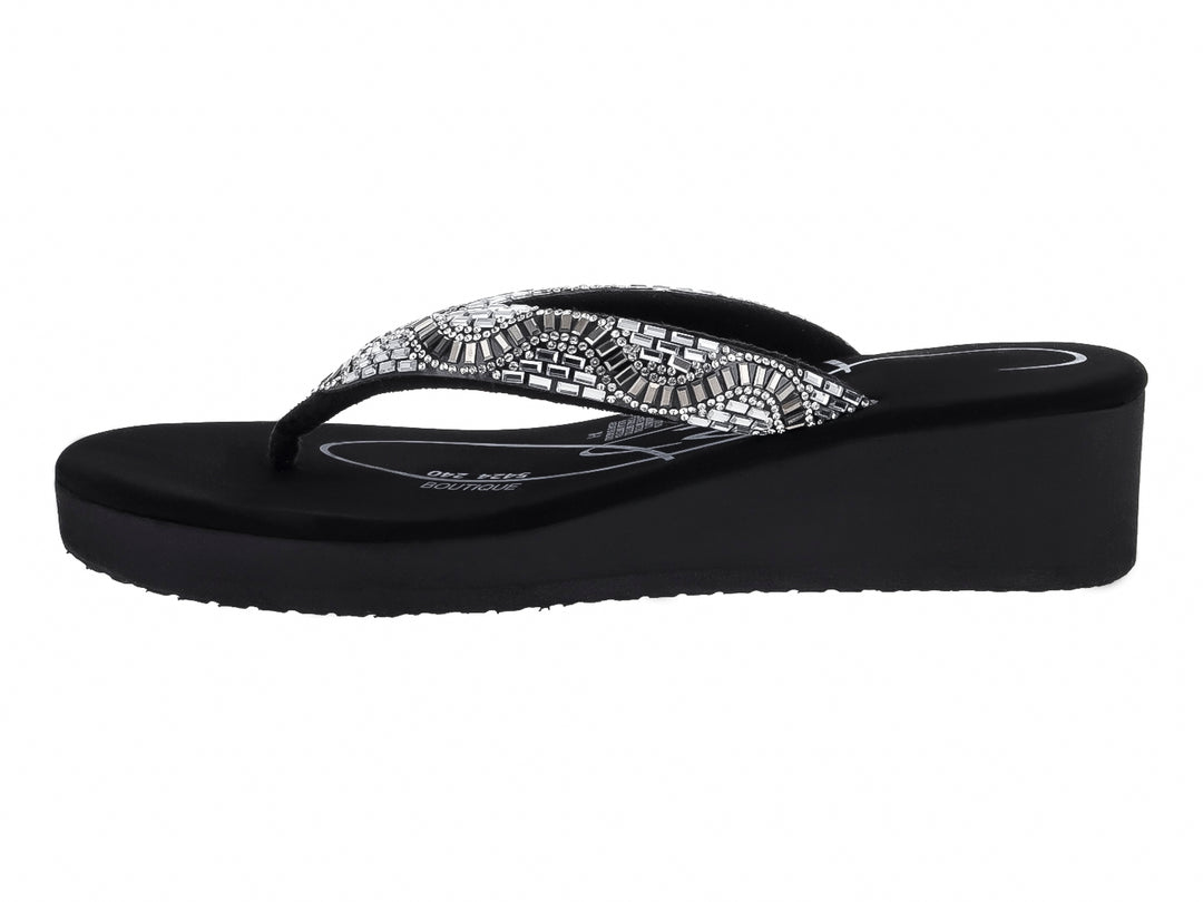 Sandalias negras de plataforma con tira decorada con pedrería plateada brillante.