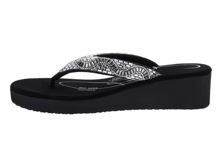 Sandalias negras de plataforma con tira decorada con pedrería plateada brillante.