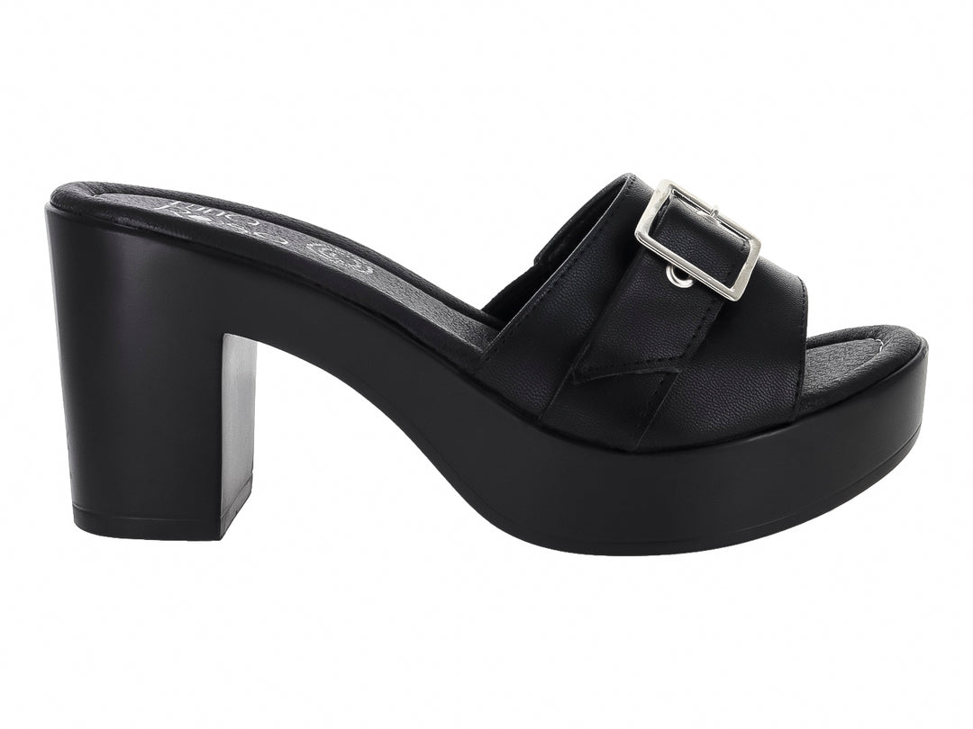 Sandalia negra de plataforma con tacón grueso y correa frontal con hebilla plateada para mujer.