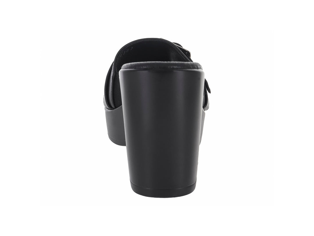 Sandalia negra de plataforma con tacón grueso y correa frontal con hebilla plateada para mujer.