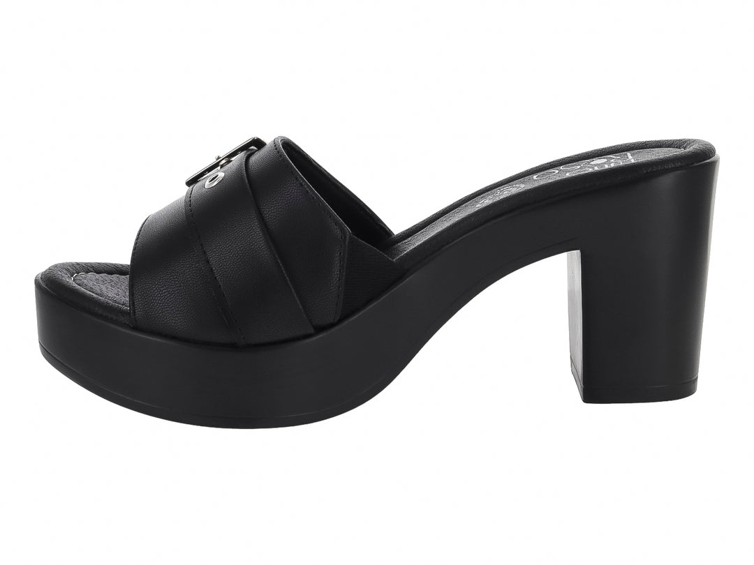 Sandalia negra de plataforma con tacón grueso y correa frontal con hebilla plateada para mujer.
