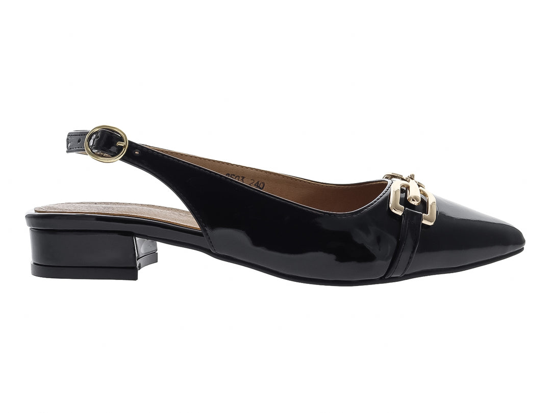 Zapato valerina de charol negro con punta fina, tacón bajo y detalle de hebilla dorada.