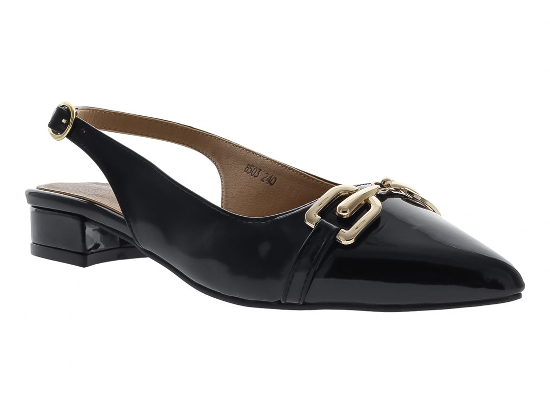 Zapato valerina de charol negro con punta fina, tacón bajo y detalle de hebilla dorada.