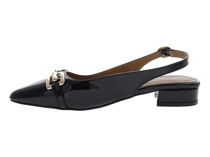 Zapato valerina de charol negro con punta fina, tacón bajo y detalle de hebilla dorada.