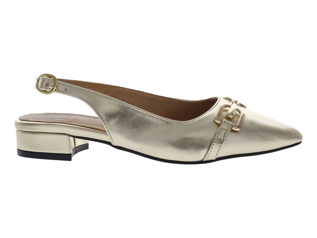 Zapato valerina color oro inglés con tacón bajo, hebilla decorativa y correa posterior.