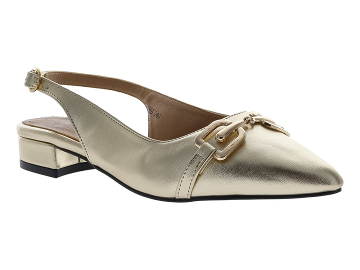 Zapato valerina color oro inglés con tacón bajo, hebilla decorativa y correa posterior.