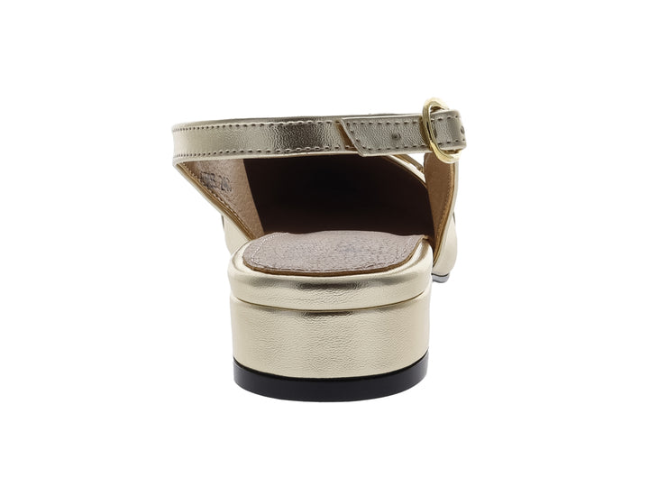 Zapato valerina color oro inglés con tacón bajo, hebilla decorativa y correa posterior.
