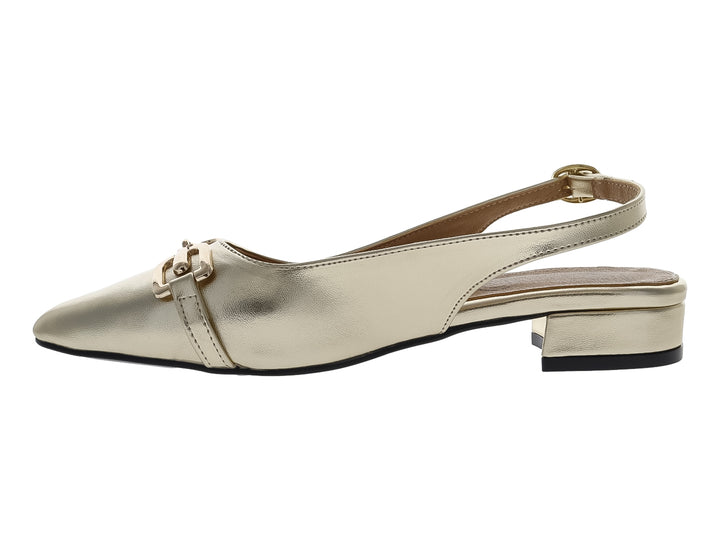 Zapato valerina color oro inglés con tacón bajo, hebilla decorativa y correa posterior.