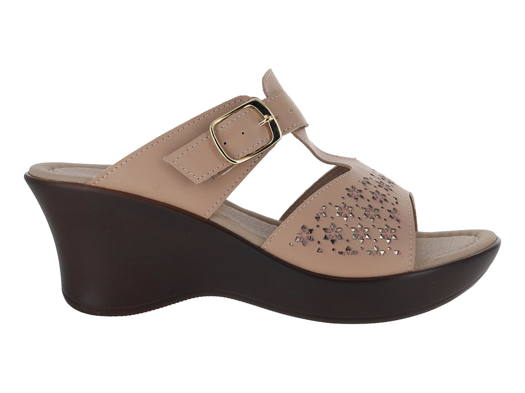 Sandalia de cuña color beige con detalles calados y suela marrón oscuro.