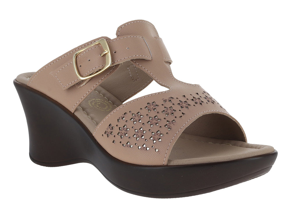 Sandalia de cuña color beige con detalles calados y suela marrón oscuro.