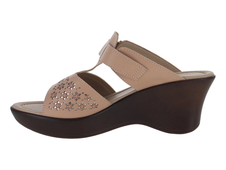 Sandalia de cuña color beige con detalles calados y suela marrón oscuro.