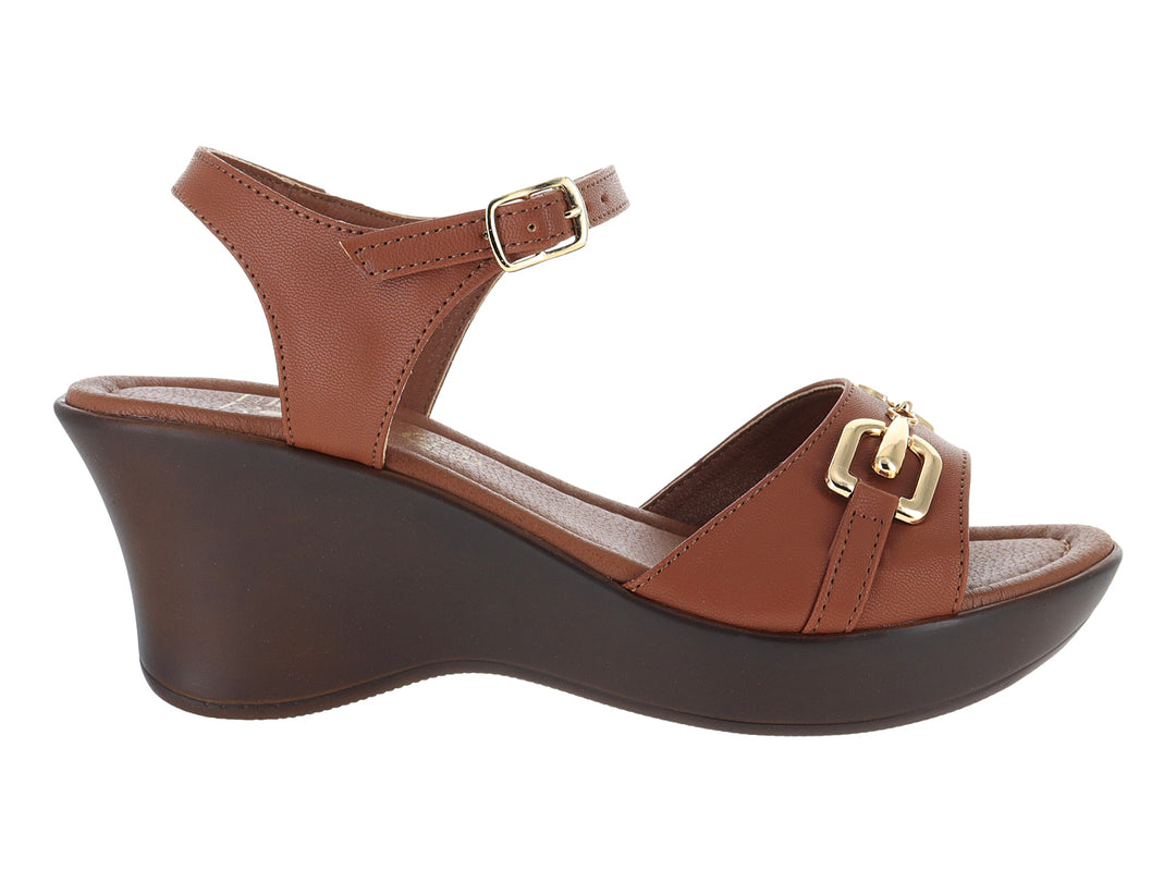 Sandalia de cuña color tan con detalles dorados para mujer.