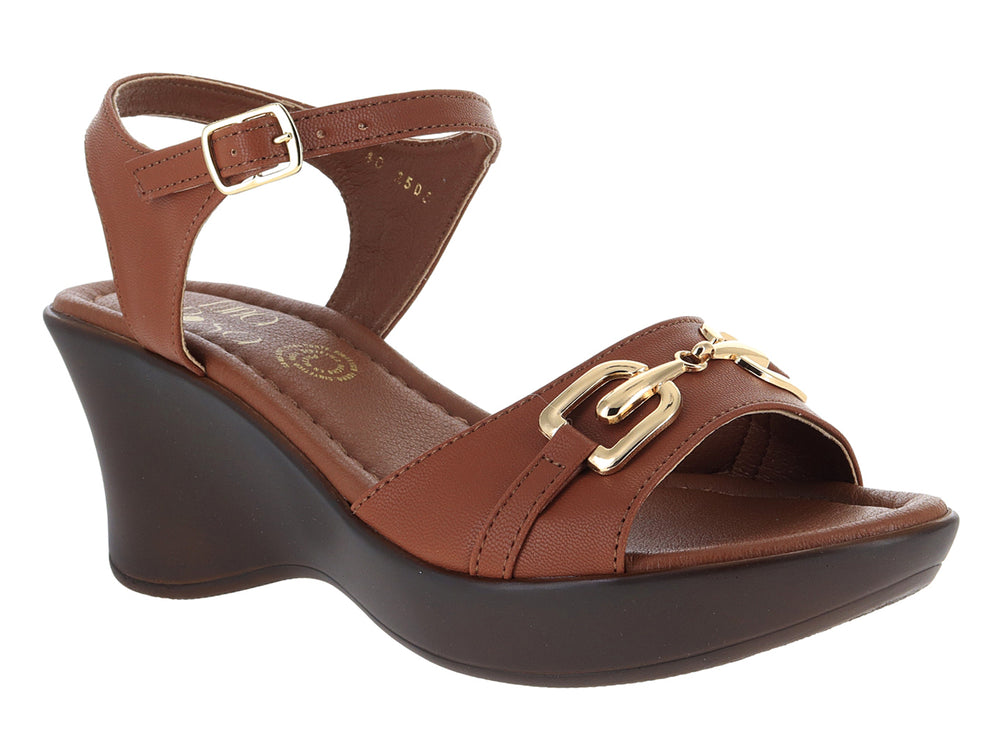Sandalia de cuña color tan con detalles dorados para mujer.