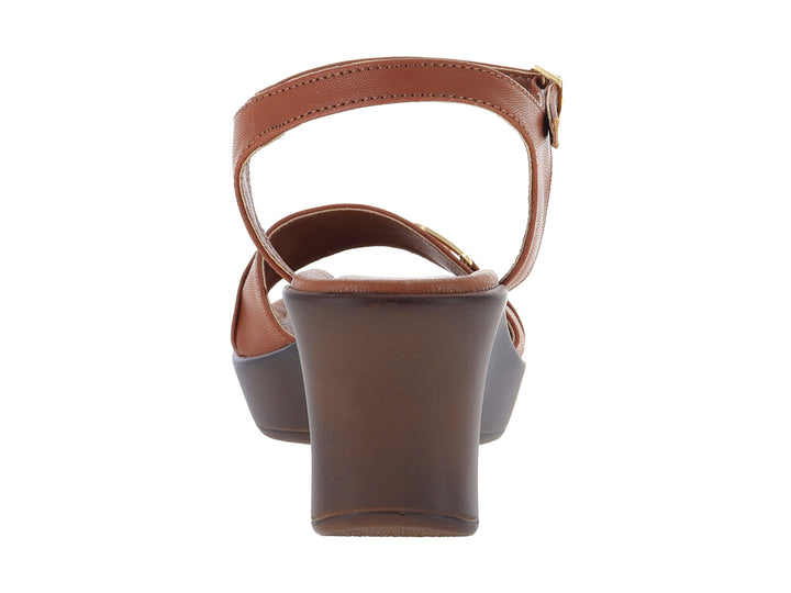 Sandalia de cuña color tan con detalles dorados para mujer.