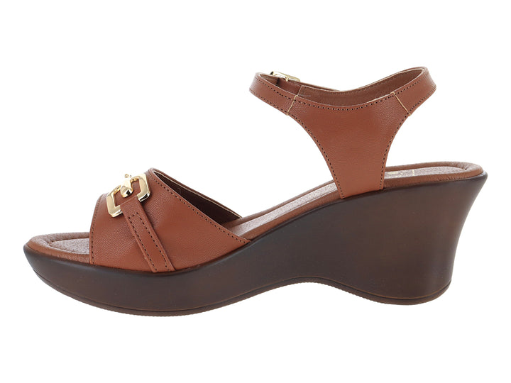 Sandalia de cuña color tan con detalles dorados para mujer.