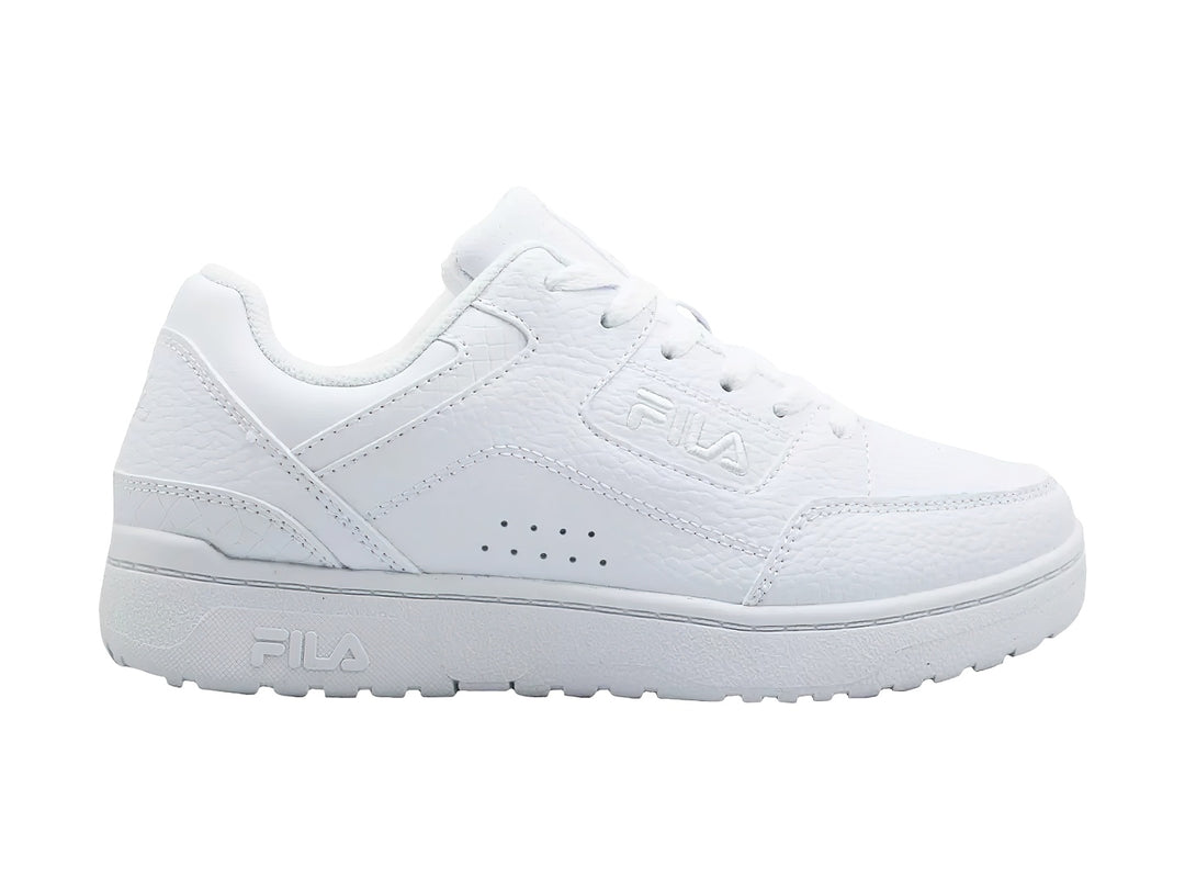 Tenis FILA Sutton East Low color blanco total con textura de cuero sintético y suela blanca.