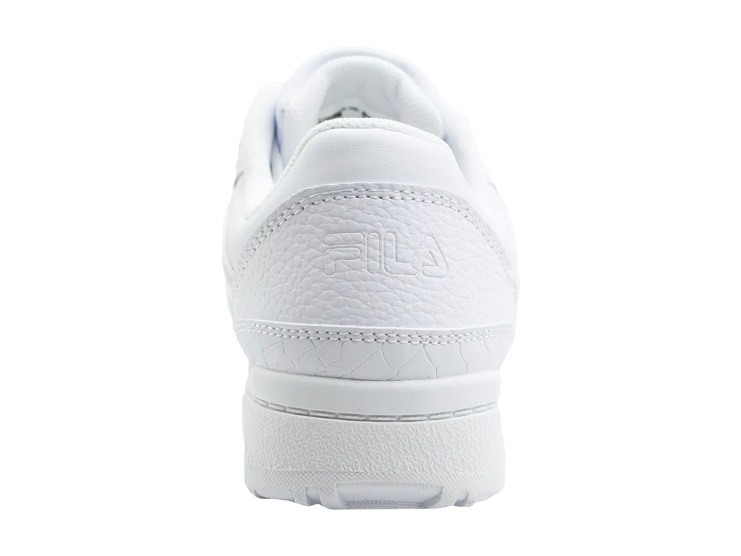 Tenis FILA Sutton East Low color blanco total con textura de cuero sintético y suela blanca.